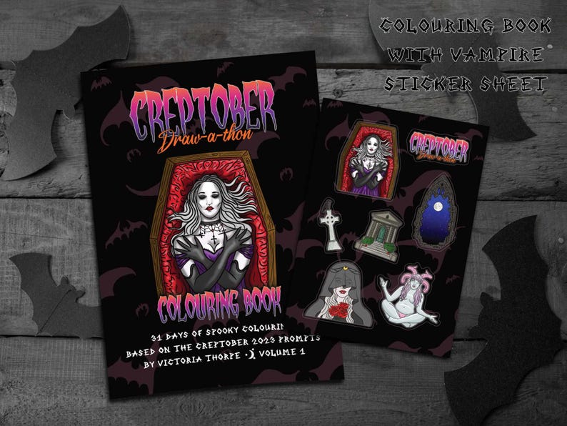 Pu&ograve; includere: Un libro da colorare Creptober Draw-a-thon con un foglio di adesivi di vampiri. La copertina presenta una donna in una bara. Il foglio di adesivi include varie illustrazioni spettrali. Il testo sulla copertina recita "COLOURING BOOK".