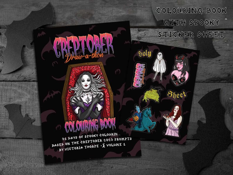 Pu&ograve; includere: Un set di libro da colorare e foglio di adesivi neri a tema spettrale. La copertina del libro presenta una donna in una bara, con il testo "CREPTOBER Draw-a-thon COLOURING BOOK". Il foglio di adesivi include varie illustrazioni spettrali.