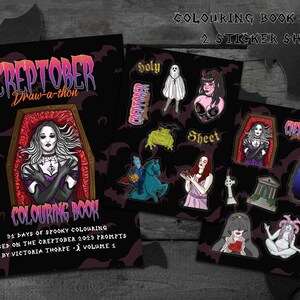 Pu&ograve; includere: Un libro da colorare nero intitolato "Creptober Draw-a-thon" con un'illustrazione di una donna in una bara. Include due fogli di adesivi con illustrazioni spettrali. Il testo recita "31 giorni di colorazione spettrale" e "Volume 1".