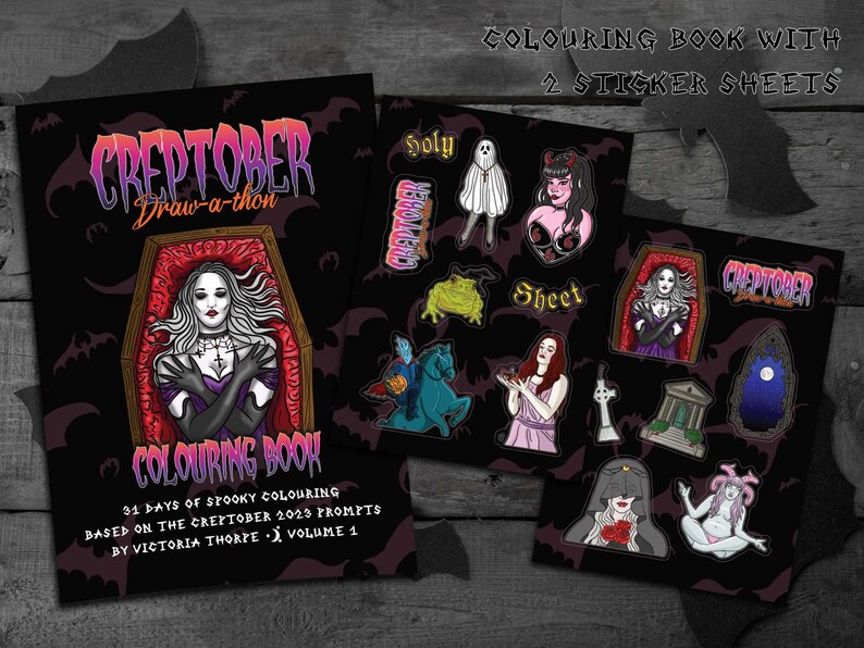 Pu&ograve; includere: Un libro da colorare nero intitolato "Creptober Draw-a-thon" con un'illustrazione di una donna in una bara. Include due fogli di adesivi con illustrazioni spettrali. Il testo recita "31 giorni di colorazione spettrale" e "Volume 1".