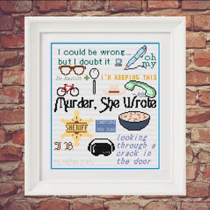 Puede incluir: Una obra de arte en punto de cruz enmarcada con el texto "Murder, She Wrote" y varios iconos relacionados. La obra de arte incluye frases como "I could be wrong... but I doubt it" y "I'm keeping this."