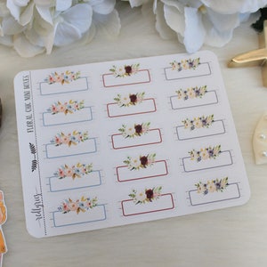 Puede incluir: Una hoja de mini cajas con temática floral con borde azul y rojo. La hoja tiene el texto "Floral Chic Mini Boxes" y "Hello, Pretty" escrito en ella.