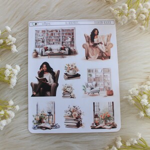 Pode incluir: Uma folha de adesivos com ilustrações de uma mulher lendo em uma poltrona confortável, uma estante de livros e uma pilha de livros com flores. Os adesivos são intitulados "Fashion Reader" e fazem parte de uma coleção chamada "The Redylics".