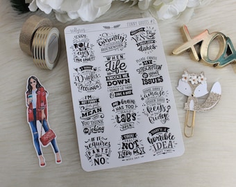 Op de afbeelding: Een vel stickers met grappige citaten in zwart op een witte achtergrond. De citaten omvatten "Sorry, heb ik net met mijn ogen gerold?", "Wanneer het leven me neerhaalt, lig ik meestal daar en doe ik een dutje", "Sommige dagen verbaas ik mezelf, andere dagen stop ik de sleutels in de koelkast", en meer.