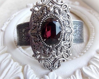 Bracciale rigido con cristalli bordeaux: gioielli gotici, vittoriani e rinascimentali