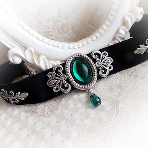 Gargantilla de terciopelo con joya verde esmeralda: collar gótico victoriano barroco imagen 1