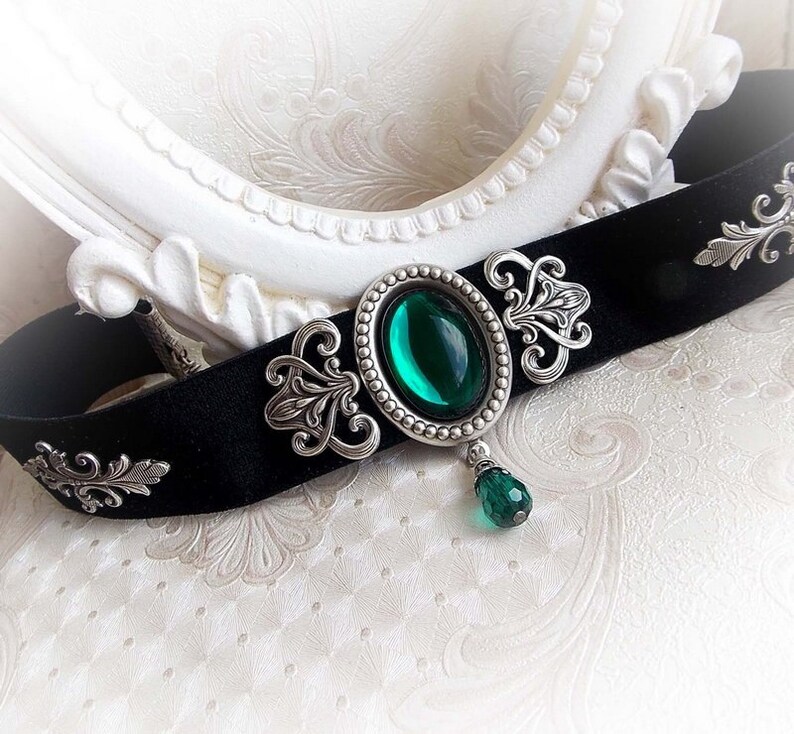 Gargantilla de terciopelo con joya verde esmeralda: collar gótico victoriano barroco imagen 1