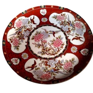 Plato de porcelana con pájaros y flor de loto roja de jardín oriental japonés