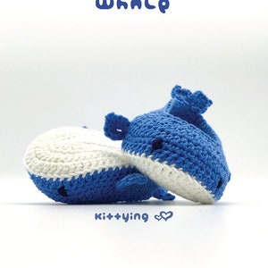 Puede incluir: Dos peluches de ballena de crochet, uno azul y blanco, el otro completamente azul, con ojos negros y una boca blanca. Las ballenas est&aacute;n tumbadas sobre una superficie blanca. El texto "WHALE" est&aacute; por encima de las ballenas, y el texto "kit+ying" est&aacute; por debajo de las ballenas.