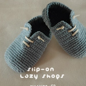 May include: A pair of blue crocheted slip-on shoes with white laces. The shoes are made with a textured stitch and have a simple design. The text "Slip-on Cozy Shops" and "Kit+ying" is visible on the image.