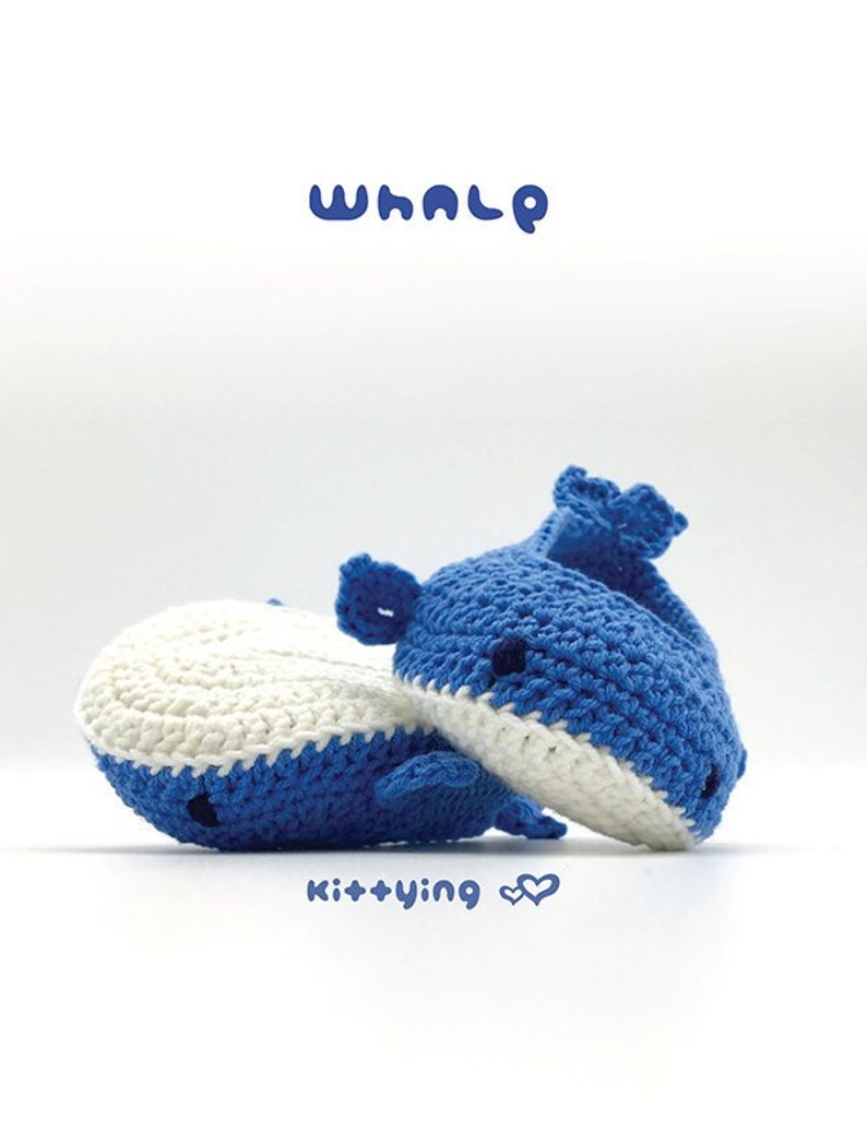 Puede incluir: Dos peluches de ballena de crochet, uno azul y blanco, el otro completamente azul, con ojos negros y una boca blanca. Las ballenas est&aacute;n tumbadas sobre una superficie blanca. El texto "WHALE" est&aacute; por encima de las ballenas, y el texto "kit+ying" est&aacute; por debajo de las ballenas.