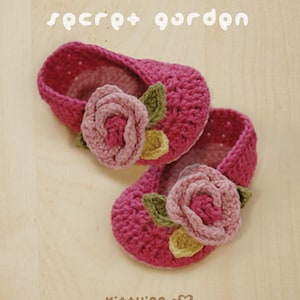 Secret Garden CROCHET chaussures de bébé ballerine MOTIF. Tailles nouveau-né, nourrisson, enfant en bas âge. Slip rose rose sur la chaussure, mocassin chaussettes chaussons bébé image 1