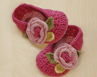 Virkade ballerinaskor i Secret Garden. Storlekar för nyfödda, spädbarn och småbarn. Rosa rosiga slip-on-skor, mockasinstrumpor och babytossor.