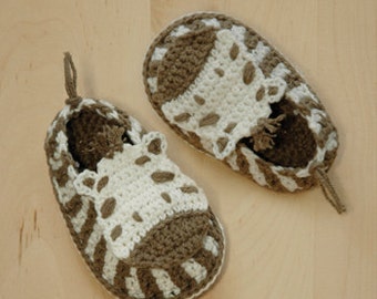 Zebra crochet baby shoe pattern - Baby crochet patterns zebra applique - Woodland animal moccasin socks for infant dolls - digital download
