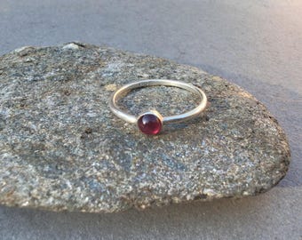 Fijne sterlingzilveren ring met bordeauxrode granaatcabochon