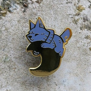 Pin de esmalte de cachorro de lobo azul: Luna bañada en oro, pin de segundos
