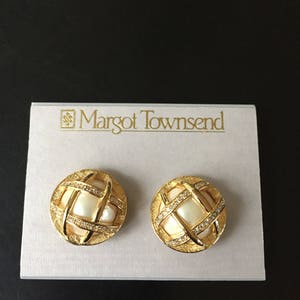 Vintage Margaret Townsend Pearl and gold rhinestone clip on earrings NWT image 3