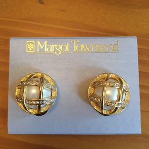 Vintage Margaret Townsend Pearl and gold rhinestone clip on earrings NWT image 5