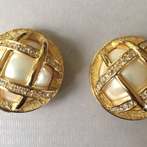 Vintage Margaret Townsend Pearl and gold rhinestone clip on earrings NWT image 2