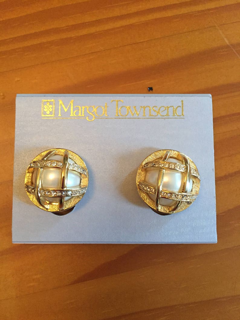 Vintage Margaret Townsend Pearl and gold rhinestone clip on earrings NWT image 4