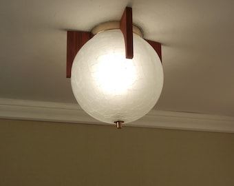 Mid-Century-Modern-Deckenleuchte aus Teakholz und Crackle-Glas von MOE – Paar erhältlich