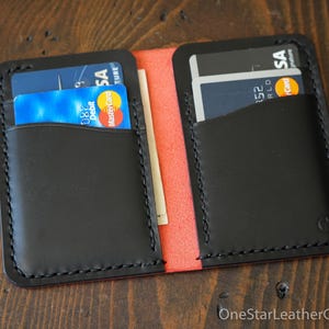 The Six Pocket Vertikales Leder Portemonnaie - Buttero Leder, rot/schwarz