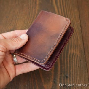 Cartera de piel horizontal de seis bolsillos: Horween shell cordovan y Chromexcel, color burdeos jaspeado