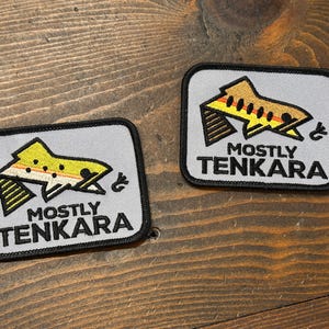 Op de afbeelding: Een rustiek houten bord met de tekst "Welcome to our home" in witte letters. Het bord heeft een verweerde afwerking en een eenvoudig, uitnodigend ontwerp, ideaal voor entree decoratie.