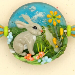 CARTE POSTALE 3D avec LAPIN - Verre travaillé au chalumeau fait main, 100 % travaillé au chalumeau - Mini ensemble avec perle focale sculpturale - Lapin sur paysage 3D - SRA