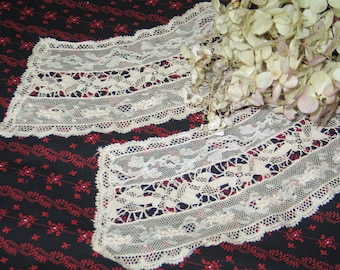 Pair of Antique Victorian Lace Cuffs / Vintage Lace / Point de Venice / MIxed Lace / Embroidered Needle Lace