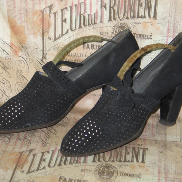 CUTE Antique Shoes 1930s 1940s Delman Bergdorf Goodman Black Suede Pumps with Sassy Bow-Pierced Detailing