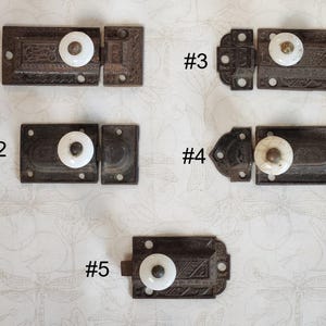 Val av 1 - Antik utsmyckad viktoriansk Eastlake fjäderlås skåpbeslag Hoosier spärrhake set porslinsknopp