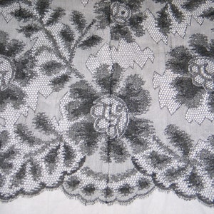 ANTIQUE LACE- Circa 1800s Hand Made French CHANTILLY Lace ~Shawl Mantilla Veil-Scaf 50&quot; x 12&quot;