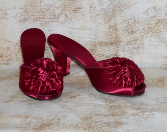 Vintage DANIEL GREEN Satynowe Buty Karmazynowe Czerwone Kapcie Buduarowe Lata 50. Kokarda Rozeta Ślubna