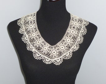 Collier en dentelle antique vintage Dimensional Irish Crochet Lace Bertha Collar Dress Front Handmade Lace