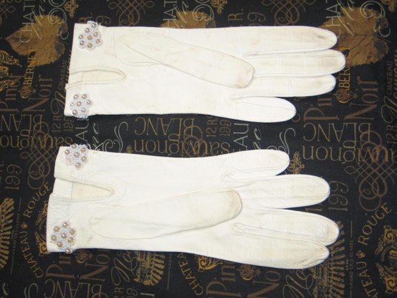 Vintage white Kid Leather Gloves~Faux Pearls size… - image 6