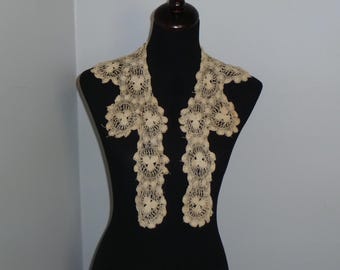 Robe ancienne avec col en dentelle, dentelle faite main vintage ivoire sur le devant