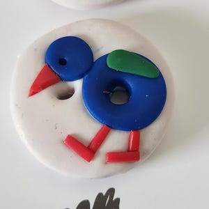 NOS 8 botões maravilhosos vintage feitos à mão BONZ Nova Zelândia pássaros pintados botões figurais cartão de botão
