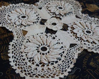 Antiek Iers gehaakt kanten kleedje bloemen bladeren gebroken wit Vintage prachtig!!!