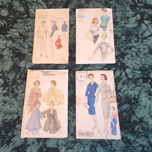 Pode incluir: Quatro padrões de costura vintage da Vogue com ilustrações de roupas para mulheres. Os padrões são para um vestido, uma jaqueta, uma saia e uma blusa. Os padrões são impressos em papel branco com ilustrações em preto e branco.