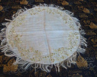 ヴィンテージ刺繍シルクドイリー：大きな花のセンターピース、直径24