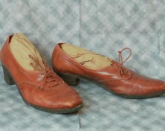 Chaussures Oxford vintage classiques Salvatore Ferragamo Chaussures percées pour femme Chaussures en cuir marron Costume scène-photo-accessoire