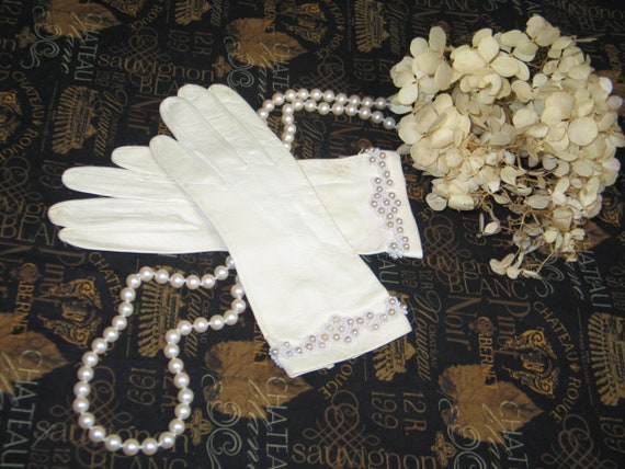 Vintage white Kid Leather Gloves~Faux Pearls size… - image 2