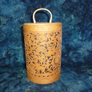 Vintage handgesneden doos bus primitief gebogen hout volkskunst hout Scherenschnitte bosdieren