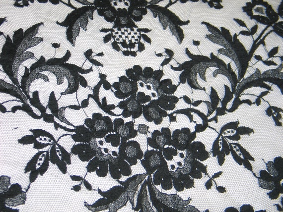 ANTIQUE LACE Scarf- 1940s 1950s Vintage CHANTILLY Lace ~Mantilla Veil-Scaf- 41"x 18"