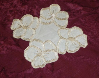ヴィンテージ刺繍シルクドイリー：大きな花のセンターピース、直径24