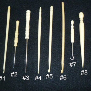 Pu&ograve; includere: Otto uncinetti di diverse dimensioni realizzati in avorio. Gli uncinetti sono numerati da 1 a 8.