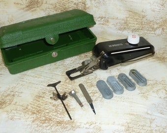 Macchina da cucire Singer per asola per bottoni VINTAGE tenuta in mano con custodia 1948