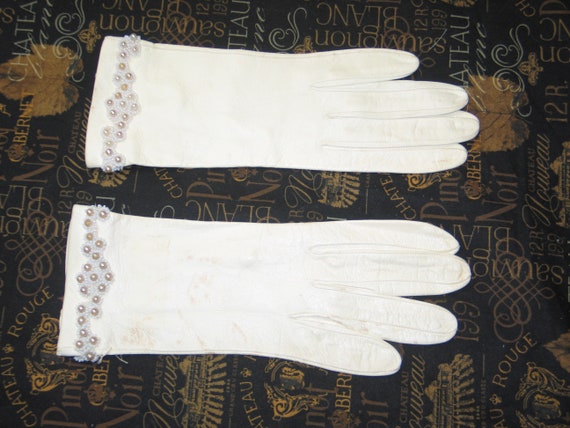 Vintage white Kid Leather Gloves~Faux Pearls size… - image 3