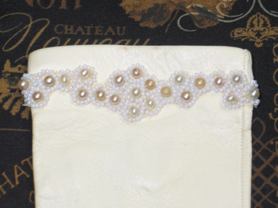 Vintage white Kid Leather Gloves~Faux Pearls size… - image 4